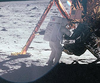 Neil Armstrong al lavoro sulla strumentazione dell'Apollo 11